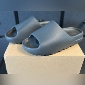 Yeezy slides ‘onyx’